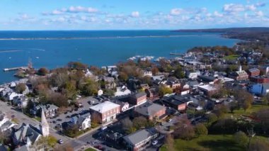 Plymouth Körfezi ve Plymouth Village Tarihi Bölgesi hava manzarası, aralarında Antik gemi Mayflower 'ın da bulunduğu, ABD' nin Massachusetts MA kentindeki şehir merkezinde.. 