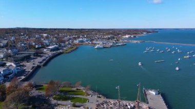 Plymouth Körfezi ve Plymouth Village Tarihi Bölgesi hava manzarası, aralarında Antik gemi Mayflower 'ın da bulunduğu, ABD' nin Massachusetts MA kentindeki şehir merkezinde.. 