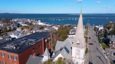 Plymouth Körfezi ve Plymouth Village Tarihi Bölgesi hava manzarası, aralarında Antik gemi Mayflower 'ın da bulunduğu, ABD' nin Massachusetts MA kentindeki şehir merkezinde.. 
