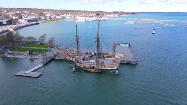 五月花二号 Mayflower 是17世纪 五月花号 轮船的翻版 停泊在美国马萨诸塞州普利茅斯市 — 图库视频影像