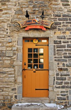 Mouche Feu mağazası 7 Rue Notre Dame Caddesi, Quebec City, Kanada. Quebec 'in Tarihi Bölgesi 1985 yılından bu yana UNESCO Dünya Mirasları Alanında yer almaktadır..