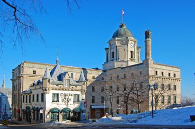 Kanada 'nın Quebec QC, Kanada' daki Louis S. St Laurent Binası 'ndaki Kanada Postanesi. Eski Quebec Şehri UNESCO 'nun Dünya Mirası Bölgesi.