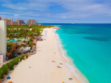 Paradise Beach hava manzarası ve Bahamalar 'daki Atlantis Resort' taki The Cove Reef Hotel..