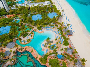 Poseidon 'un Çocuk Havuzu Atlantis Resort' taki Coral Hotel 'de ve Cennet Sahili' nin arka planında Bahamalar Cennet Adası 'nın havuzu var..