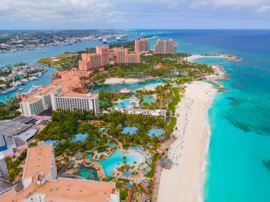 Paradise Beach hava manzarası ve Bahamalar 'daki Atlantis Resort' taki The Cove Reef Hotel..