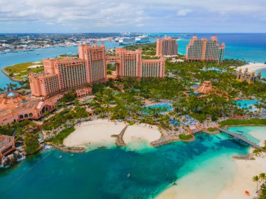 Paradise Lagoon hava manzarası ve Bahamalar 'daki Atlantis Otel' deki Royal Cove Resifi Kulesi..