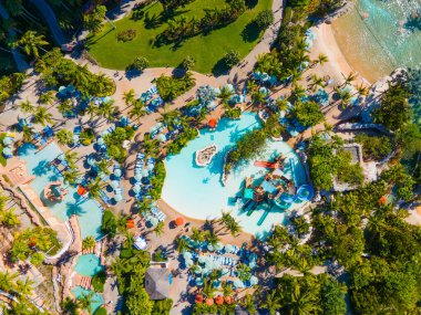 Bahamalar 'ın Cennet Adası' ndaki Atlantis Resort 'taki Macera Parkı' na Çocuk Havuzu manzarası.