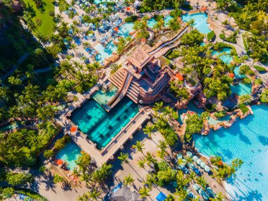 Bahamalar, Cennet Adası 'ndaki Atlantis Oteli' ndeki Macera Parkı 'nda İnanç Sıçrayışı ve Challenger Slide dahil Maya Tapınağı' nın su kaydırak görüntüsü.