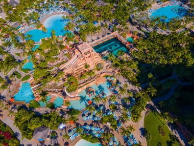 Bahamalar, Cennet Adası 'ndaki Atlantis Oteli' ndeki Macera Parkı 'nda İnanç Sıçrayışı ve Challenger Slide dahil Maya Tapınağı' nın su kaydırak görüntüsü.