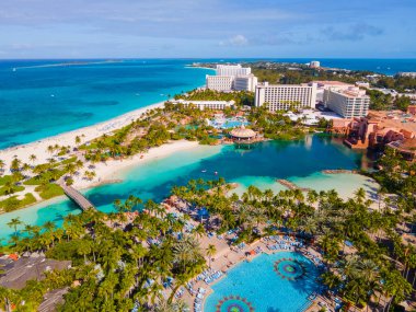 Cennet Plajı ve Cennet Göl Gölü Bahamalar 'daki Cennet Adası' ndaki Atlantis Otel 'in havadan görüntüsü..
