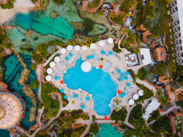 Mercan Havuzu ve Predator Lagünü, Bahamalar 'daki Cennet Adası' ndaki Atlantis Resort hava manzaralı Coral Hotel 'de..