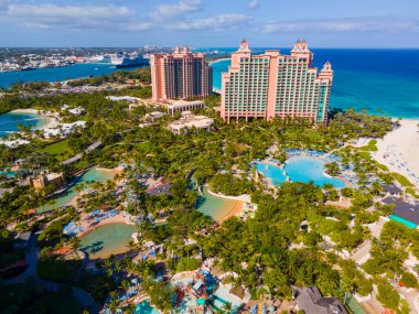 Bahamalar 'daki Cennet Adası Atlantis Oteli' ndeki Koyun ve Resif Kulesi 'nin havadan görüntüsü..