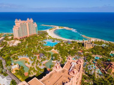 Bahamalar, Cennet Adası 'ndaki Atlantis Macera Parkı' nda Cove Beach hava manzarası ve güç kulesi..