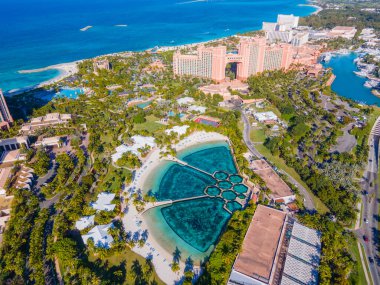 Bahamalar 'daki Cennet Adası Atlantis Oteli' nde yunus manzarası ve Kraliyet Kulesi.