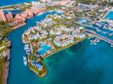 Liman kenti Villas hava manzarası ve Bahamalar Cennet Adası 'ndan Nassau Limanı' ndaki Cennet Adası..