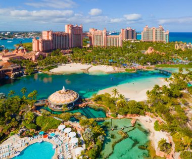 Paradise Lagoon hava manzarası ve Bahamalar 'daki Atlantis Otel' deki Royal Cove Resifi Kulesi..