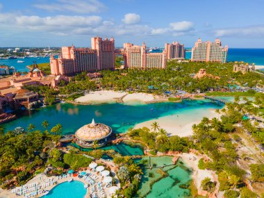 Paradise Lagoon hava manzarası ve Bahamalar 'daki Atlantis Otel' deki Royal Cove Resifi Kulesi..