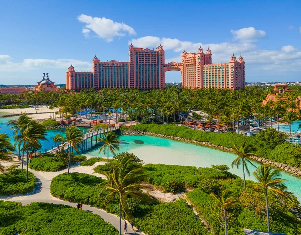 Paradise Lagoon hava manzarası ve Bahamalar 'daki Atlantis Hotel' deki Kraliyet Kulesi..