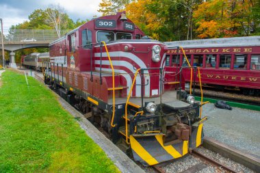 Winnipesaukee Manzaralı EMD GP7 dizel lokomotif # 302 Meredith İstasyonu tarihi şehir merkezi New Hampshire NH, ABD. 
