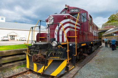 Winnipesaukee Manzaralı EMD GP7 dizel lokomotif # 302 Meredith İstasyonu tarihi şehir merkezi New Hampshire NH, ABD. 