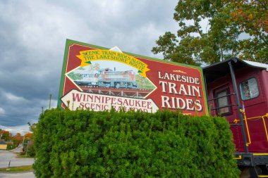 Meredith istasyonundaki Winnipesaukee Manzaralı Demiryolu İşareti Tarihi şehir Meredith, New Hampshire NH, ABD.