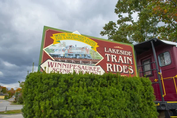 ニューハンプシャー州メレディスの歴史ある町 メレディス駅にあるウィニペソーキー シーニック鉄道の標識 — ストック写真