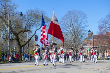 Vatanseverler Günü Geçidi ve Amerikan Devrimci Savaşı canlandırması Concord, Massachusetts MA, ABD 'de. 