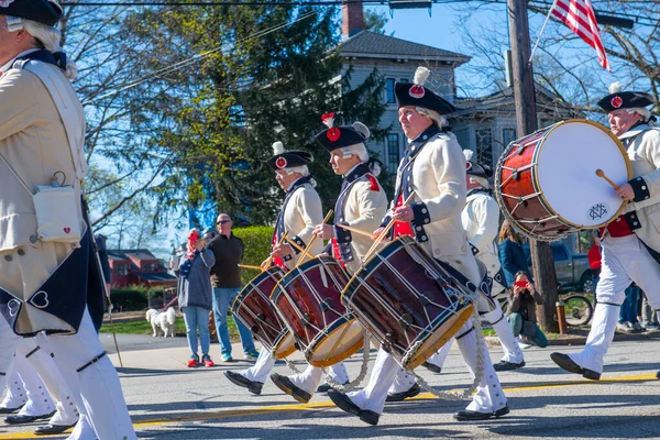 Vatanseverler Günü Geçidi ve Amerikan Devrimci Savaşı canlandırması Concord, Massachusetts MA, ABD 'de. 
