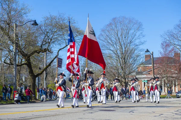 Vatanseverler Günü Geçidi ve Amerikan Devrimci Savaşı canlandırması Concord, Massachusetts MA, ABD 'de. 