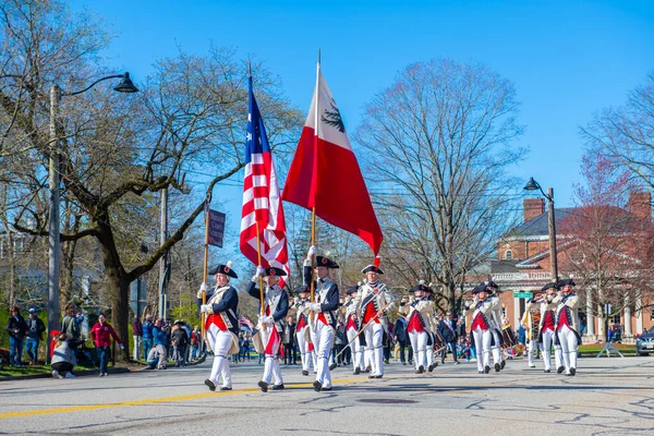 美国马萨诸塞州康科德市爱国者日游行与美国革命战争重演 — 图库照片