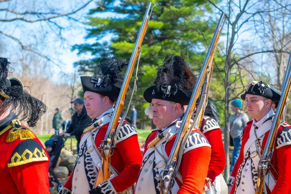 Amerikan Devrimci Savaşı 'ndaki İngiliz askeri Concord, Massachusetts MA, ABD' deki Minute Man Ulusal Tarih Parkında Yeniden Canlandırıldı. 