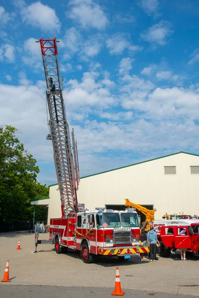 Wellesley Town Quint Fire Truck Ladder Extended Wellesley Fire Department — Foto de Stock