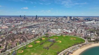 Boston Finansal Bölgesi ve Back Bay gökyüzü manzarası Güney Boston 'dan Joe Moakley Park, Massachusetts MA, ABD. 