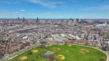 Boston Finansal Bölgesi ve Back Bay gökyüzü manzarası Güney Boston 'dan Joe Moakley Park, Massachusetts MA, ABD. 