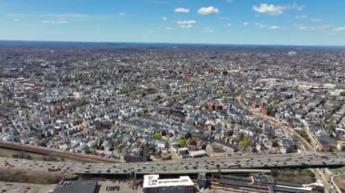 Boston Finansal Bölgesi ve Back Bay gökyüzü manzarası Güney Boston 'dan Joe Moakley Park, Massachusetts MA, ABD. 