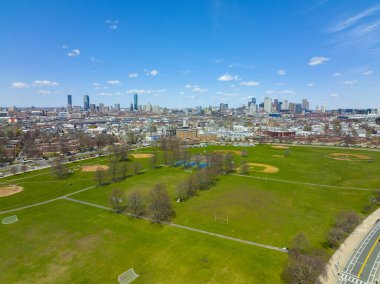 Boston Finansal Bölgesi ve Back Bay gökyüzü manzarası Güney Boston 'dan Joe Moakley Park, Massachusetts MA, ABD. 