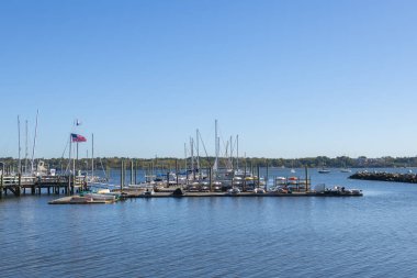 ABD 'nin Rhode Island RI eyaletinin Cranston kentindeki Providence Nehri kıyısındaki Edgewood Yat Kulübü' ndeki yat limanına yanaştı..  