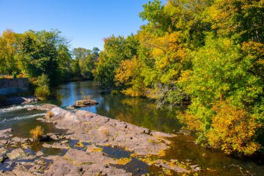 Pawtuxet Nehri, sonbaharda Pawtuxet Köyü 'nde Providence Nehri' nin ağzında Cranston ve Warwick, Rhode Island RI, ABD. 