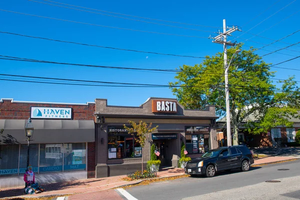 ABD 'nin Rhode Island RI, Cranston kasabasındaki Pawtuxet köyündeki 2218 Board Caddesi' ndeki tarihi bir ticari binada Basta İtalyan Restoranı.. 