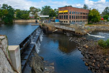 Nashua şehir merkezindeki Nashua Nehri 'ndeki Jackson Falls Barajı, New Hampshire NH, ABD. 
