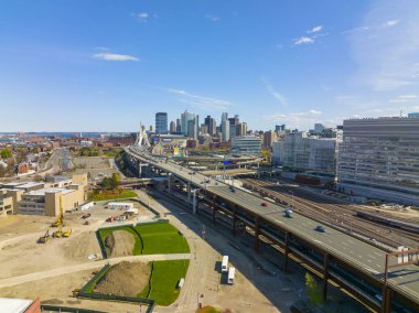 Boston şehir merkezi finans bölgesi silueti ve Leonard Zakim Köprüsü hava manzarası, Boston Limanı ve Charles Nehri arka planda, Boston, Massachusetts MA, ABD. 