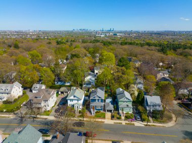 Arlington Heights banliyö manzarası ilkbaharda Boston modern şehir silueti ile tarihi Arlington kasabası, Massachusetts MA, ABD. 