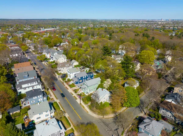 ABD 'nin Massachusetts MA eyaletinin tarihi Arlington kasabasında ilkbaharda Arlington Heights banliyö manzara manzarası. 