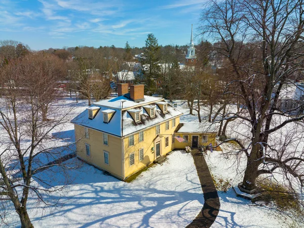 Buckman Tavernası 1710 yılında Lexington, Massachusetts MA 'nın tarihi şehir merkezinde 1 Bedford Sokağı' nda inşa edilmiş tarihi bir Amerikan Devrimci Savaş alanıdır.. 