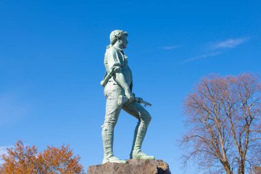 Battle Green 'deki Minute Man Heykeli Lexington, Massachusetts MA, ABD' nin tarihi şehir merkezinde.. 