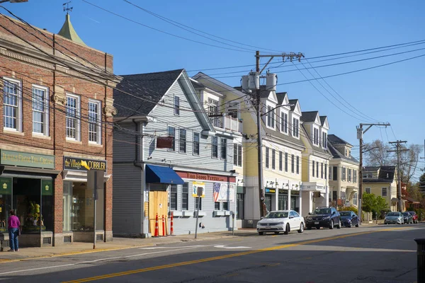 美国麻萨诸塞州列克星顿市中心麻萨诸塞州大街上的历史性商业建筑 — 图库照片
