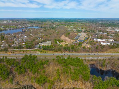 ABD 'nin 3 numaralı karayolunun baharda Bedford, Massachusetts MA, ABD' deki 76 no 'lu çıkış arasındaki hava görüntüsü.. 