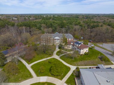 Middlesex Community College Bedford Kampüsü 591 Springs Road 'daki Bedford, Massachusetts MA, ABD.  