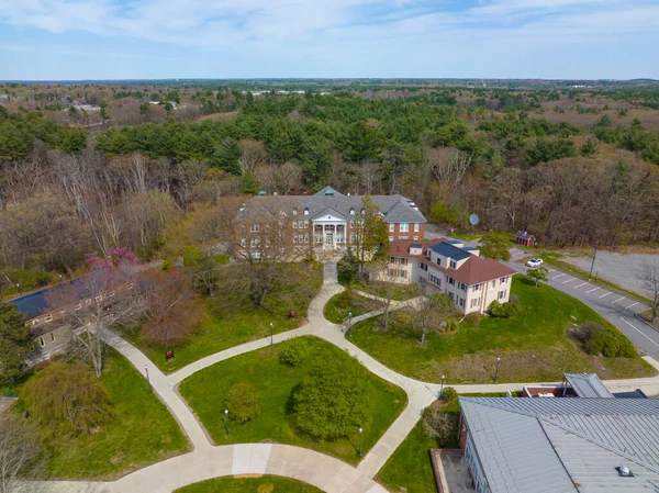 Middlesex Community College Bedford Kampüsü 591 Springs Road 'daki Bedford, Massachusetts MA, ABD.  