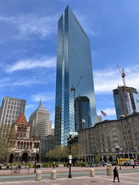 Boston Copley Meydanı Trinity Kilisesi, John Hancock Kulesi ve Fairmont Copley Plaza 'yı da kapsıyor. Back Bay Boston, Massachusetts MA, ABD.